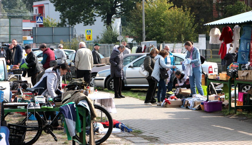 Piękna pogoda sprzyjała handlowi pod chmurką na "Pchlim...