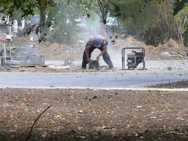 Przebudowa parku imienia Adama Bienia trwa. Ekipy zmieniają stary park zgodnie z dokumentacją. Ta wymaga uzupełnienia, bo w projekcie nie przewidziano wykonania odwodnienia terenu. Obecne władze przekonują, że to błąd poprzedników i zostanie w porę naprawiony.