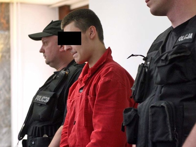 Na salę rozpraw oskarżony wszedł ze skutymi rękami i nogami, w czerwonym uniformie oznaczającym niebezpiecznego aresztanta. 