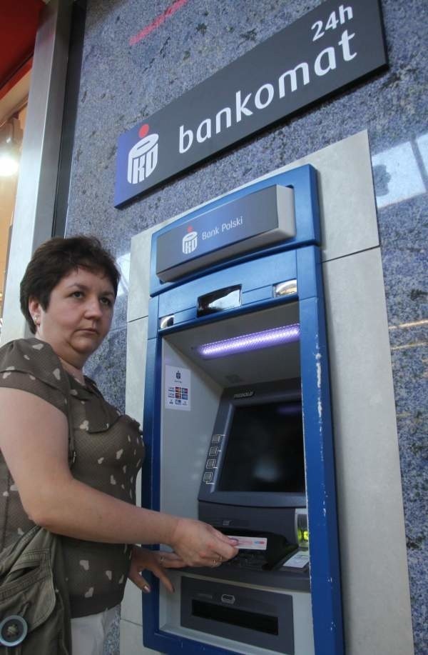 Opolanka: Bankomat ukradł mi 1000 złotych! - Od kilku tygodni walczę o swoje pieniądze i nic. Banki odsyłają mnie z jednego do drugiego licząc chyba na to, że w końcu sobie odpuszczę - mówi Beata Zgorzelska z Zawady.