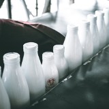 Produkty bez laktozy – lista zamienników mleka. Jakie są objawy nietolerancji laktozy i komu szkodzi laktoza?