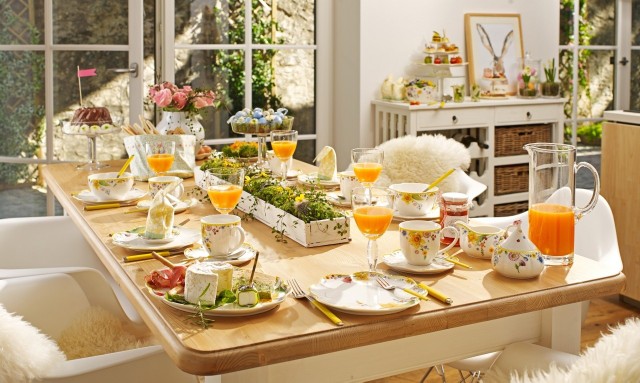 Dekoracje i dodatki na świątecznym stole powinny być pełne wiosennych kolorów.