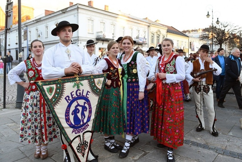 Nowy Sącz. Górale z sześciu państw na sądeckim rynku [ZDJĘCIA]