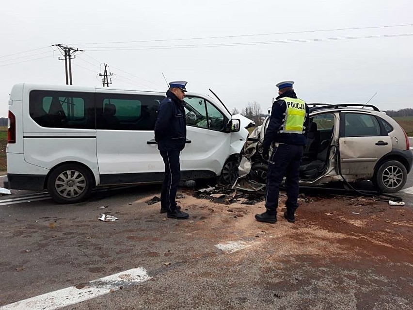 Wypadek na DW 653. Trasa Suwałki - Bakałarzewo zablokowana. Citroen czoło zderzył się z renault  