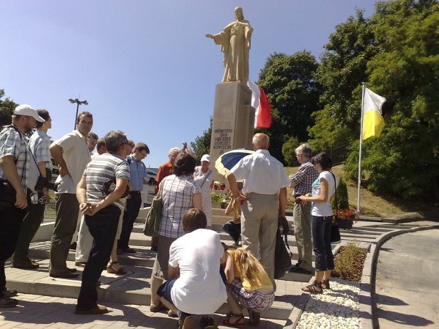 Przystanek obok pomnika, przy ulicy Seminaryjnej