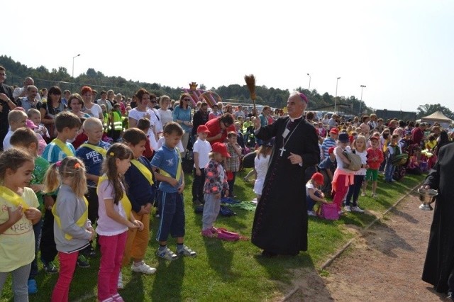 Ksiądz biskup Marian Florczyk poświęcił tornistry i pobłogosławił dzieci a potem bawił się z nimi w pociąg.