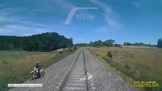 Motokrosowiec cudem uniknął śmierci, uciekając w ostatniej chwili przed nadjeżdżającym pociągiem.