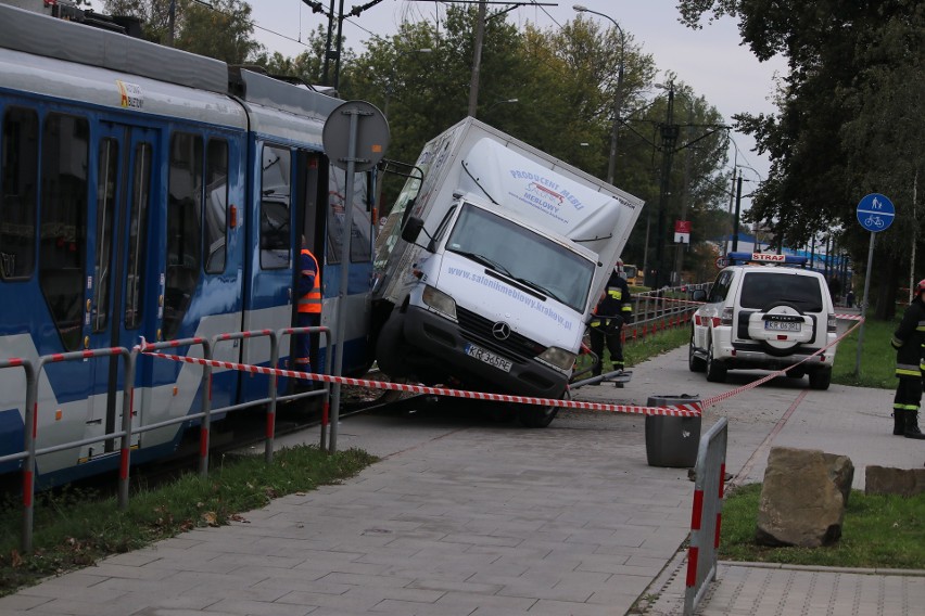 Kraków. Zderzenie samochodu dostawczego z tramwajem, ranny motorniczy [ZDJĘCIA]