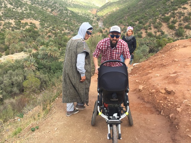 Izabela Żbikowska i widoczny na zdjęciu Mietek Król z Opola opowiedzą o podróżowaniu z małym dzieckiem w piątek (22.06) o godz. 18.00. Na zdjęciu z Guciem w Maroko.