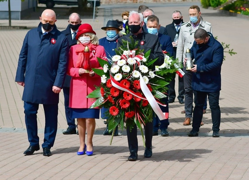 Święto Narodowe Trzeciego Maja w Tarnobrzegu. Kwiaty pod Pomnikiem Bartosza Głowackiego (ZDJĘCIA)