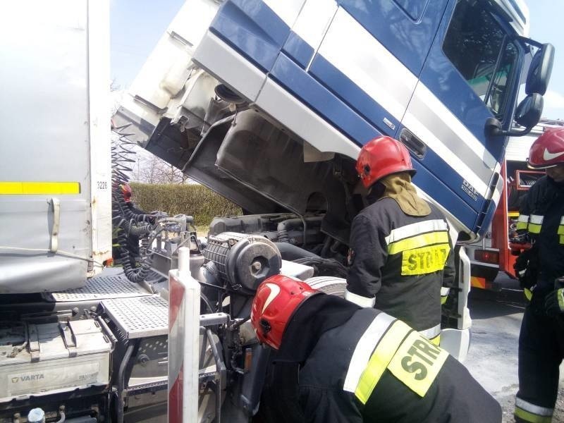 Tęgoborze. Na DK 75 na górze Just zapalił się silnik w ciężarówce wiozącej kostkę betonową [ZDJĘCIA] 