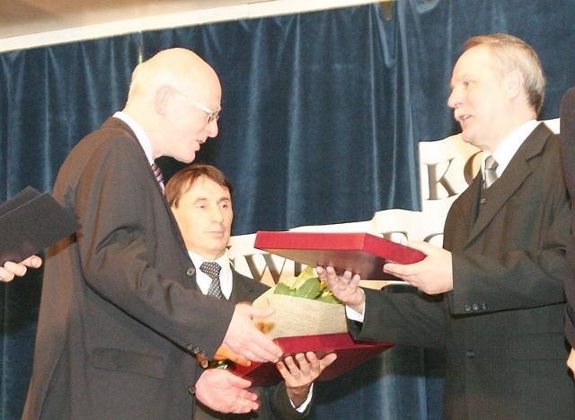 Na zdjęciu: Andrzej Kiejna (z lewej) dziękuje burmistrzowi Ryszardowi Dobieszewskiemu. W głębi Jan Oleksiak, który odebrał nagrodę w imieniu Marka Kiejny.