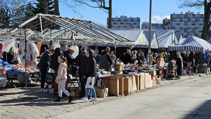 Mnóstwo ludzi na bazarach w Kielcach. W Wielki Piątek, 29 marca, robili ostatnie świąteczne zakupy. Zobacz zdjęcia