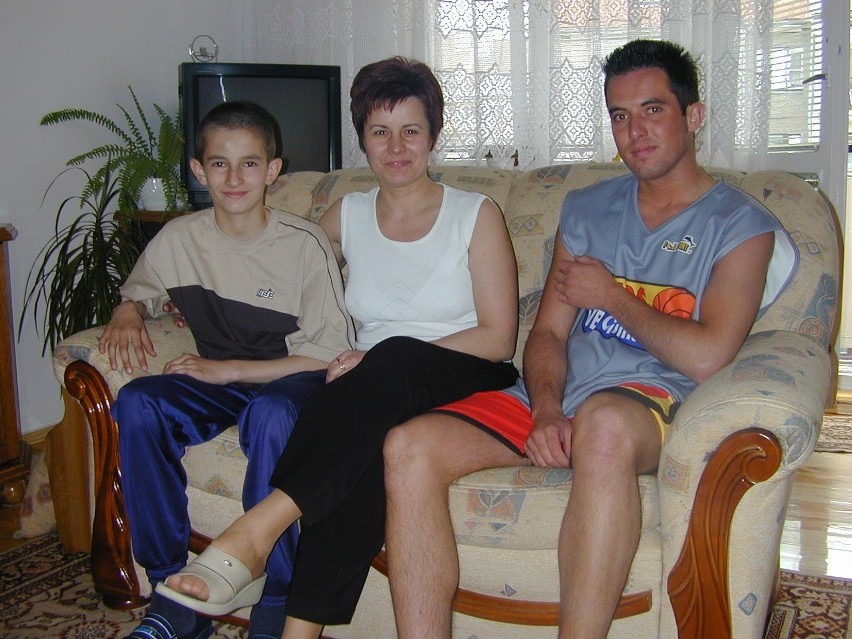 Żona Jolanta (w środku) z synami: Konradem (z lewej) i...