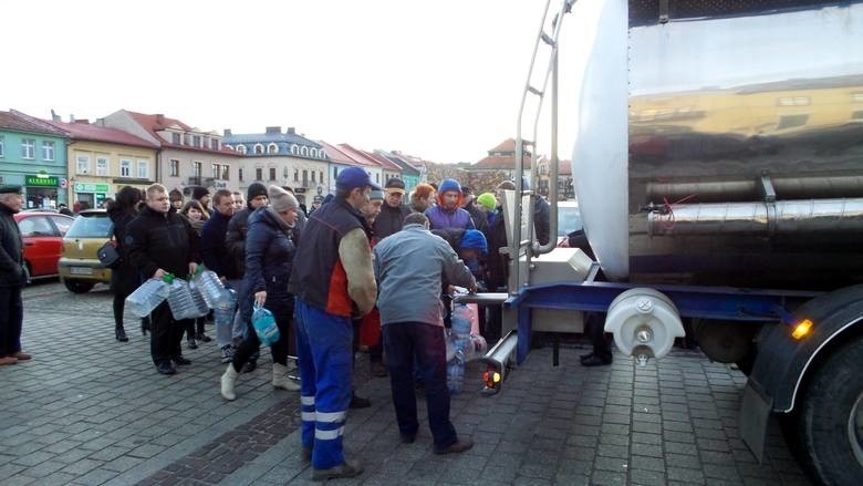 W Olkuszu po czystą wodę ustawiają się długie kolejki...