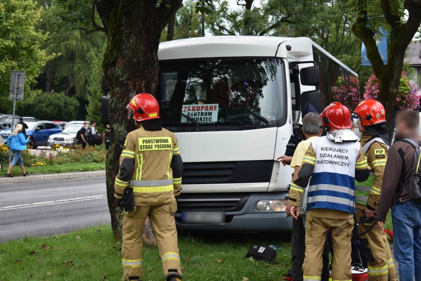 Zakopane. Bus uderzył w drzewo w centrum miasta. 10 osób jest poszkodowanych