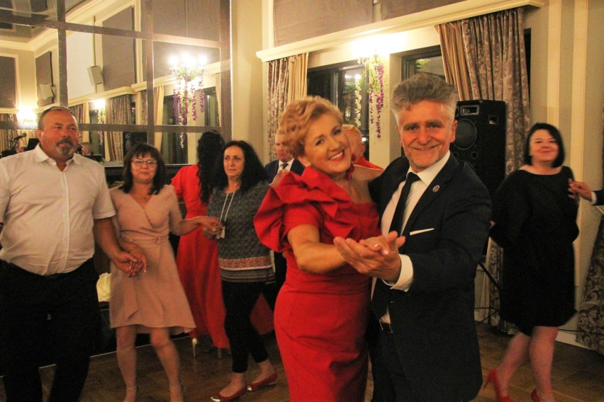 Irena Marcisz zatańczyła chyba z każdym gościem. Na zdjęciu...
