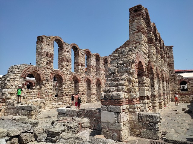 Część cerkwi w Nesebyrze jest dziś ruinami.