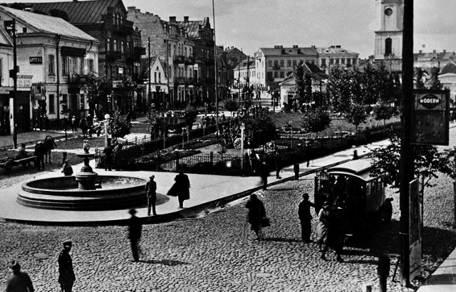 Rynek Kościuszki 1930 rok. Na słupie, z prawej strony widoczna (anty)reklama kina Modern, bowiem reklamowany film  „Kobieta bez serca” wyświetlano w Modern w listopadzie 1925 roku! Pięć lat na afiszu ? - to światowy rekord.