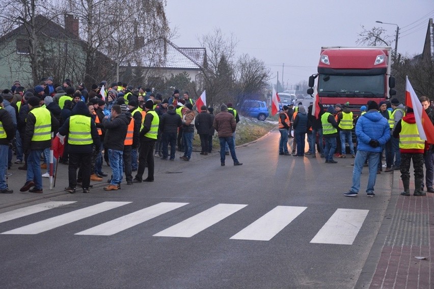 Protest rolników pod Wieruszowem. Zablokowano wjazd do zakładu Wędlinka [ZDJĘCIA]