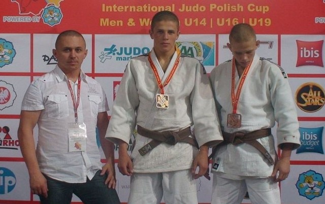 Damian Stępień z Daleszyc zdobył złoty medal na międzynarodowych zawodach w Warszawie. Na zdjęciu &#8211; Damian w środku podium ze złotym medalem.