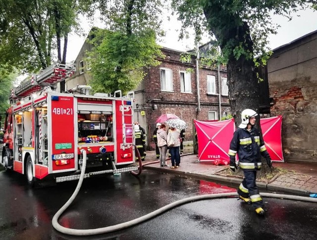 Do tragicznego pożaru doszło w niedzielę (26 sierpnia) o świcie w kamienicy przy ul. Moniuszki w Pabianicach. Zginęła 34-letnia lokatorka. Ogień w mieszkaniu na jednej z wyższych kondygnacji budynku pojawił się ok. 4 nad ranem. Podczas akcji gaśniczej ewakuowano ok. 50 lokatorów (także po drabinie mechanicznej). Kobietę udało się wydostać z płonącego mieszkania. Na zewnątrz prowadzono akcję reanimacyjną, która niestety była nieskuteczna. Około godz. 6 lekarz stwierdził zgon. Strażacy ustalają przyczynę pożaru.Zobacz zdjęcia następnych kartach