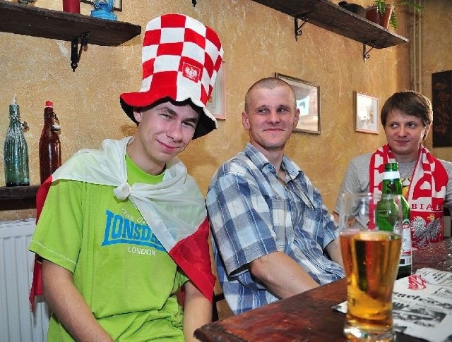 Podczas Euro 2012 w lokalach kibice chłodzili się zimnym piwem. Na zdjęciu kibice biało-czerwonych w Grill Barze Bocianówka w Tarnobrzegu.