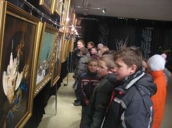 Wśród zwiedzających na wystawie obrazów byli uczniowie skaryszewskich szkół