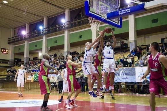 Koszykarze Jeziora Tarnobrzeg (białe stroją) meczem z Treflem Sopot zakończyli pierwszy etap rozgrywek Tauron Basket Ligi.