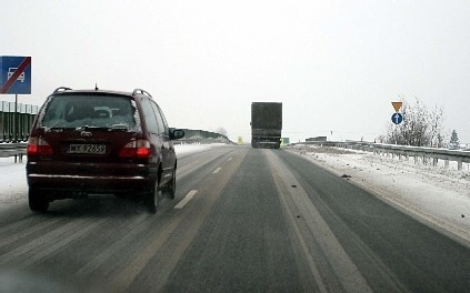 Jadąc w poniedziałek siódemką pomiędzy Białobrzegami a Grójcem odnosiło się wrażenie, że drogowcy znowu się spóźnili. Jezdnia była nieodśnieżona.