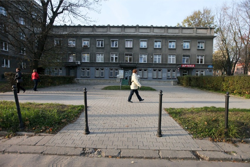 Kraków. Słupki na chodniku utrudniają życie chorym