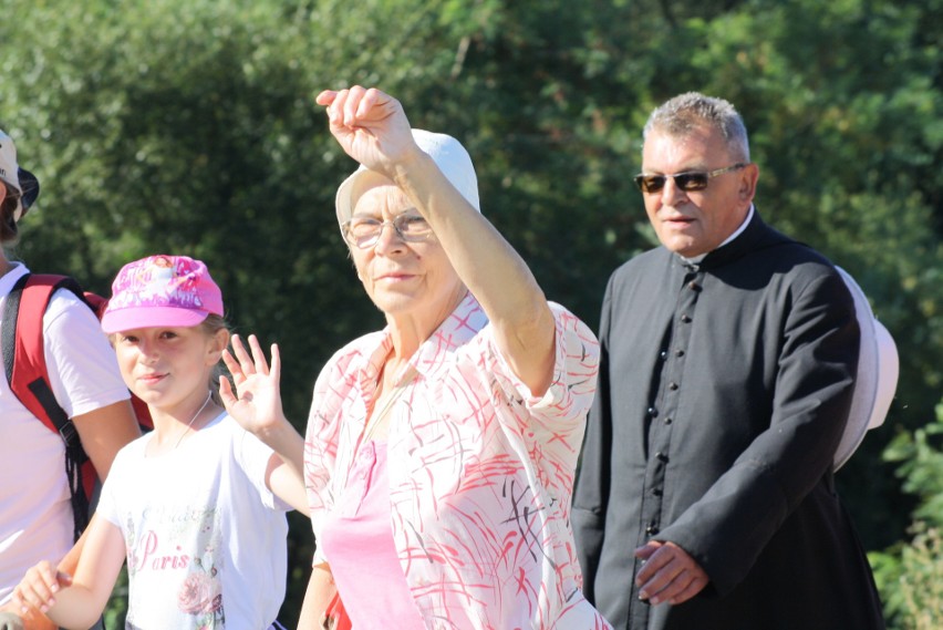 Oświęcimscy pątnicy w pięciu grupach z dekanatów:...