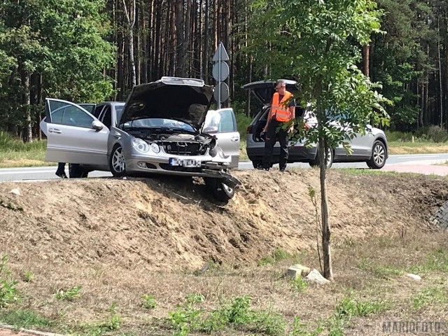 Do wypadku doszło w sobotę około godz. 10 w miejscowości Dąbrowica pod Dobrodzieniem, na drodze krajowej nr 46. Mercedes zderzył się z dostawczym citroenem. Wskutek zderzenia drugi z pojazdów wypadł z jezdni.Na szczęście nikt nie doznał poważniejszych obrażeń. Ruch w okolicy miejsca zdarzenia był utrudniony przez około godzinę.