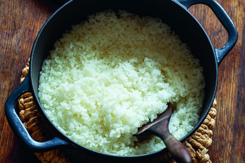 Przed gotowaniem białego ryżu trzeba go opłukać w dużej...