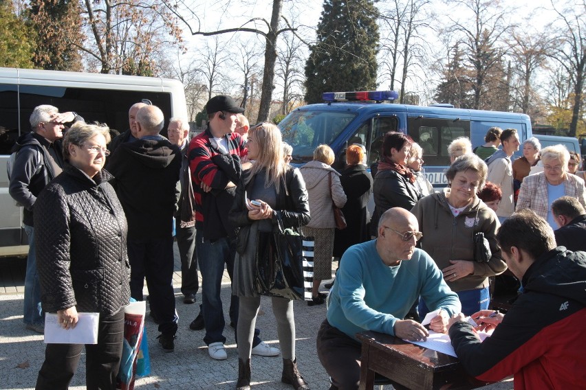 Policjanci na cmentarzu Mania. Łodzianie składali zawiadomienia o zniszczonych nagrobkach [ZDJĘCIA]