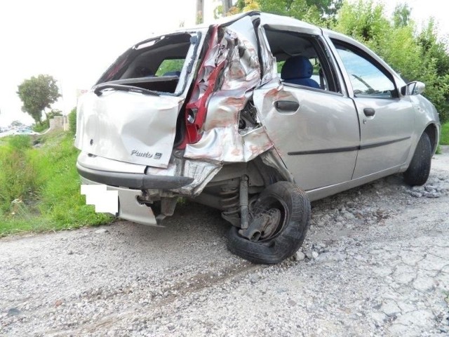 W fiata punto najpierw z tyłu uderzył ciężarowy mercedes, a później z przodu najechała na fiata scania.