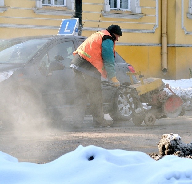 "Drogowcy&#8221; w poniedziałek rozpoczęli&#8230; łatanie dziur w ulicy Sokolej w Tarnobrzegu.