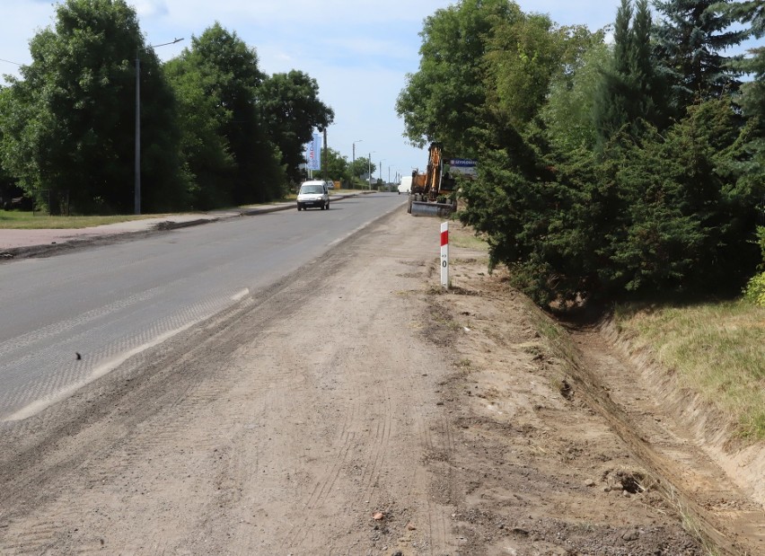 Początek przebudowy drogi wojewódzkiej w Szydłowcu.