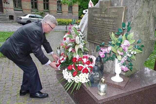 W imieniu władz Międzyrzecza burmistrz Tadeusz Dubicki złożył dziś kwiaty przed Pomnikiem Weteranów. 