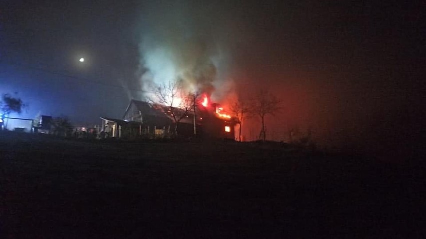 Pożar w Pewli Wielkiej szalał w nocy. Drewniany dom spłonął...