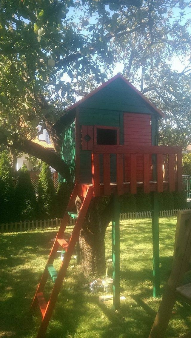 Wykonanie kolorowego domku na drzewie nie jest trudne a z pewnością przyniesie wiele radości każdemu dziecku.