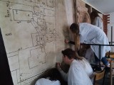 W szkolnym łączniku uczniowie inowrocławskiej "Budowlanki" tworzą fresk