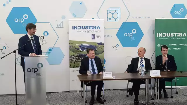 Industria S.A. podpisała umowę z brytyjskim funduszem inwestycyjnym Chiltern Vital Group. Porozumienie dotyczy wymiany know–how oraz szkolenia polskich kadr w celu rozwoju technologii nuklearnych.Od lewej: Szczepan Ruman – prezes zarządu ŚGP Industria S.A; siedzą: Cezariusz Lesisz – prezes zarządu Agencji Rozwoju Przemysłu S.A. oraz Chris Turner – prezes zarządu Chiltern Vital Group