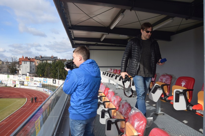 W Chojnicach na stadionie mają dziuplę dla dziennikarzy... 