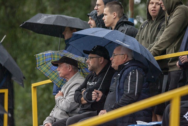 Jakub Grzelczak, były już trener Unii (w środku) obserwował mecz już z trybun w towarzystwie swojego ojca Mariana (po prawej)