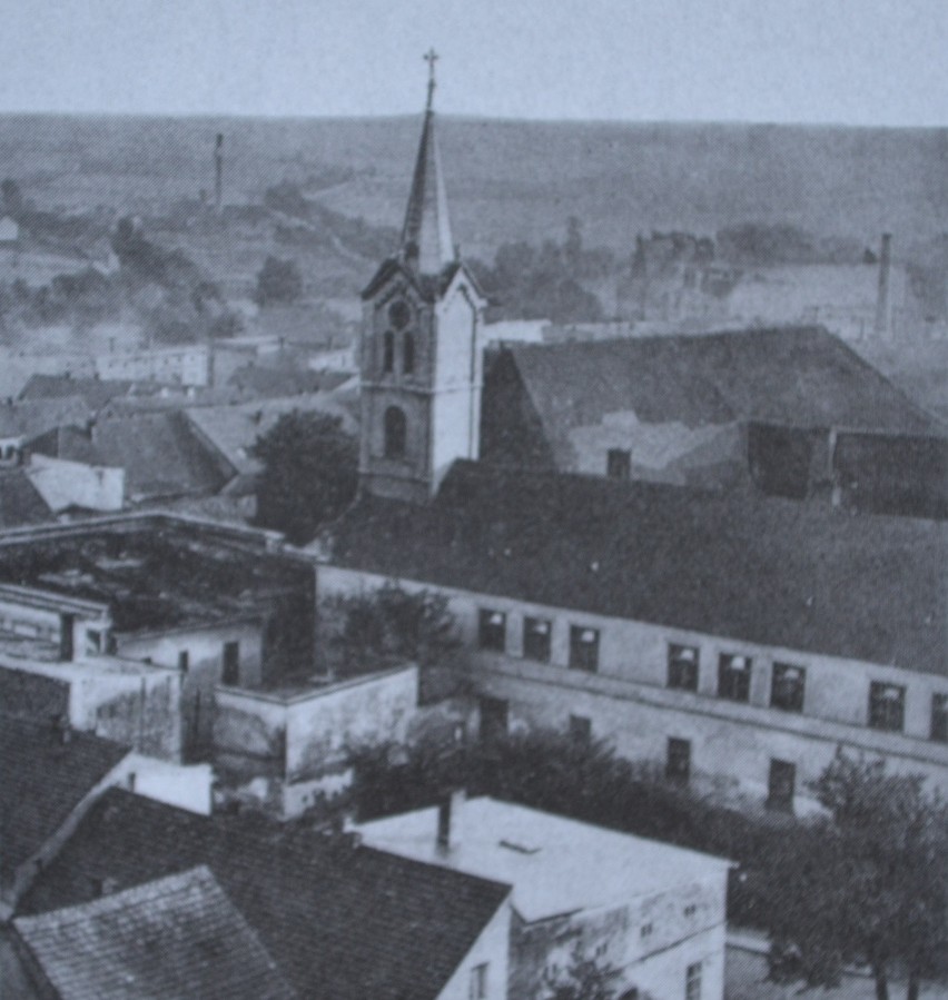 Klasztor jeszcze z wieżą kościoła w 1906 r. Tutaj była...