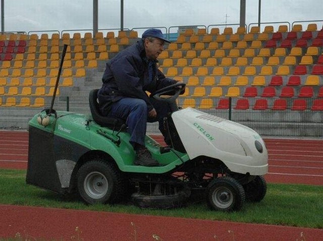 Wczoraj na stadionie trwało mnóstwo prac. Murawę do zbliżającego się meczu piłkarskiego przygotowywał Zbigniew Zawadzki.