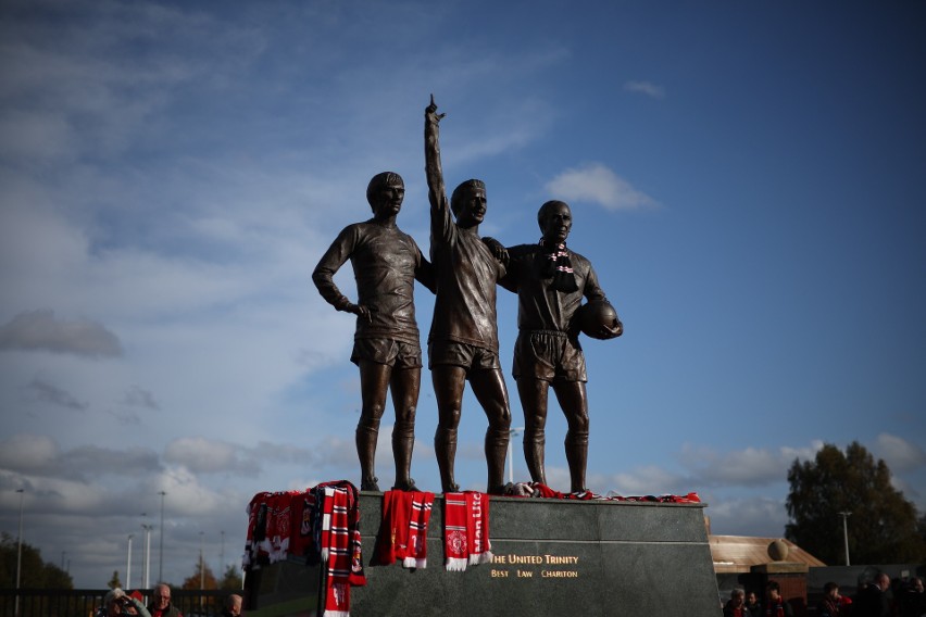 Pomnik przed stadionem Old Trafford, którego jedną z postaci...