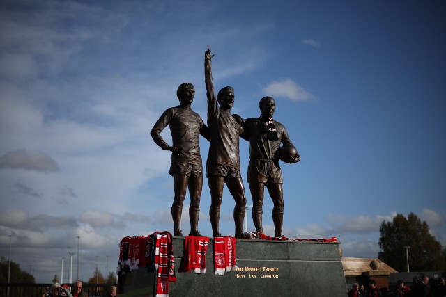 Pomnik przed stadionem Old Trafford, którego jedną z postaci jest Sir Charlton w ostatnich dniach