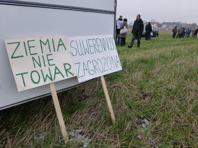 Rolnicy protestujący w Pławinku zamierzają walczyć o ziemię do skutku.